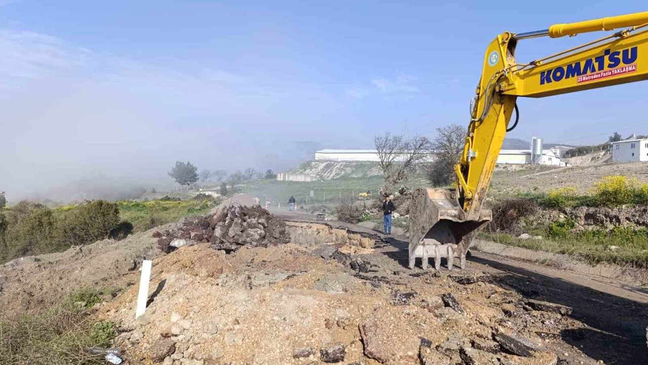 Çöken Selendi-Kula eski yolunda çalışmalar devam ediyor
