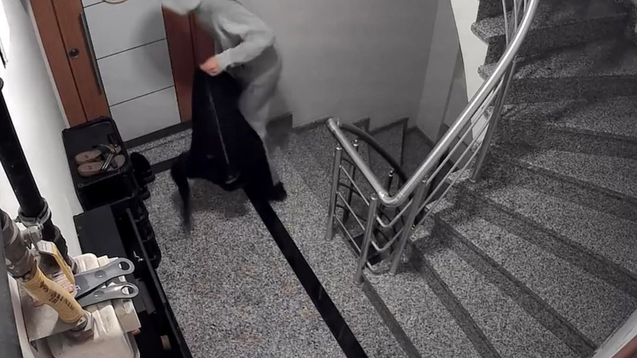 Eyüpsultan’da montunu çuval gibi yapan hırsız girdiği aparmandan 8 çift ayakkabı çaldı
