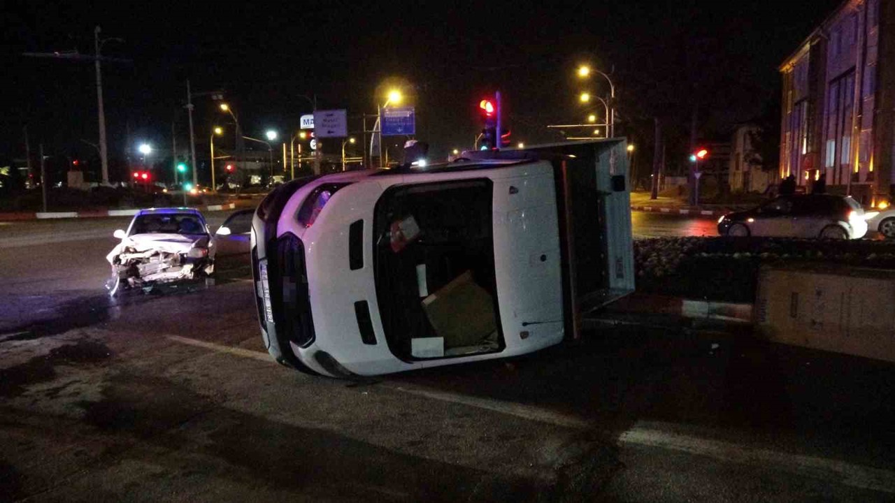 Malatya’da otomobil ile çarpışan kamyonetin devrilmesi sonucu 1 kişinin yaraland