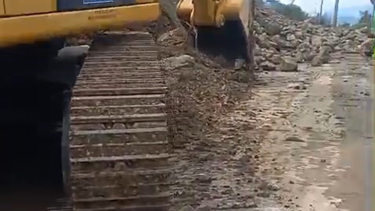 Gemlik-Mudanya yolu heyelan sebebiyle kapandı
