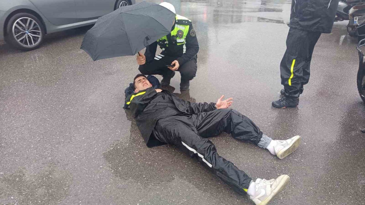 Komiserden örnek davranış, yaralı kuryenin başından ayrılmadı
