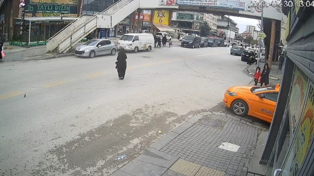 Ankara’da yolun karşısına geçmeye çalıştığı sırada otomobil çarpan çocuk ağır yaralandı
