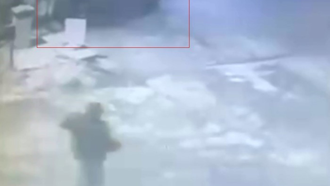 Beton bariyere çarpan otomobil kazası güvenlik kamerasında
