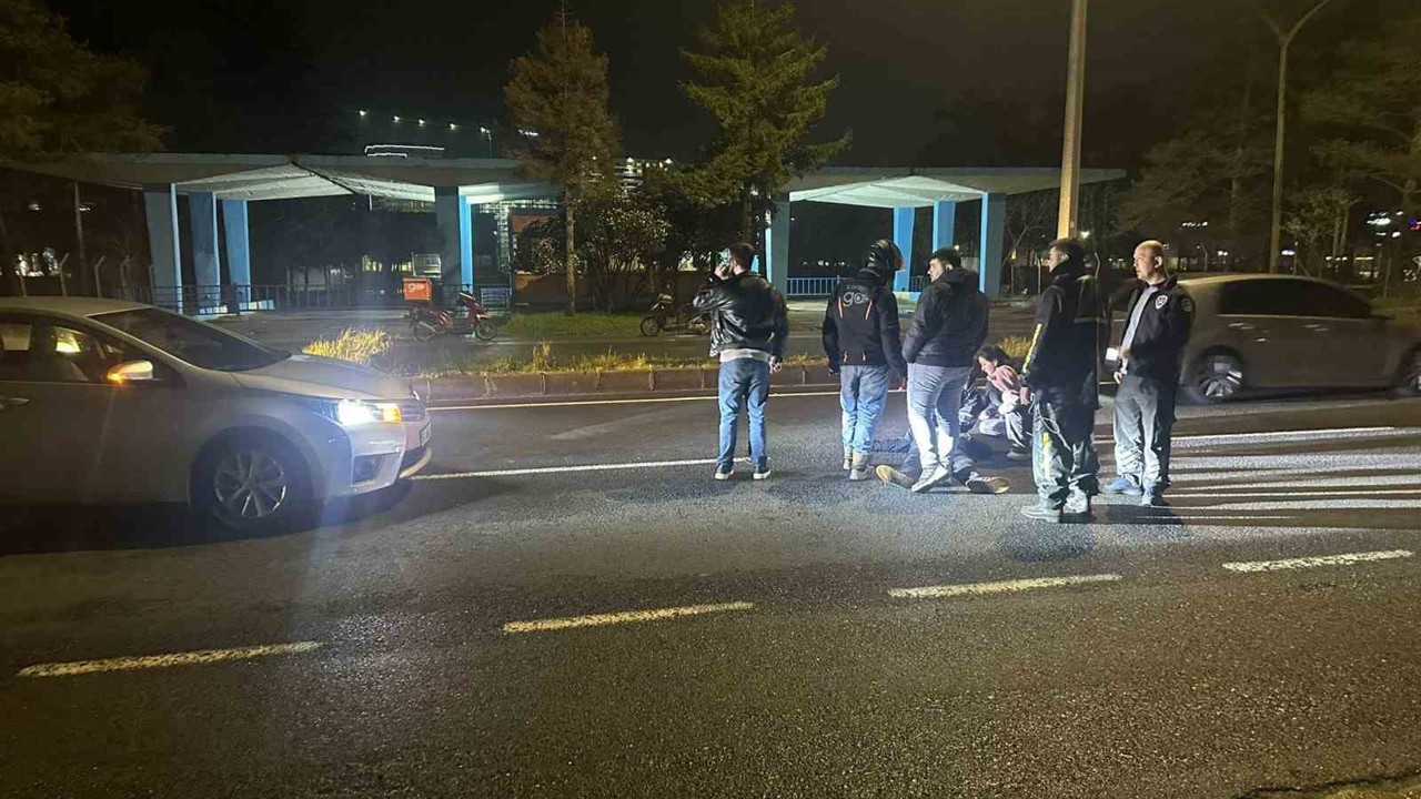 Otomobilin önüne atlayan genç yaralandı
