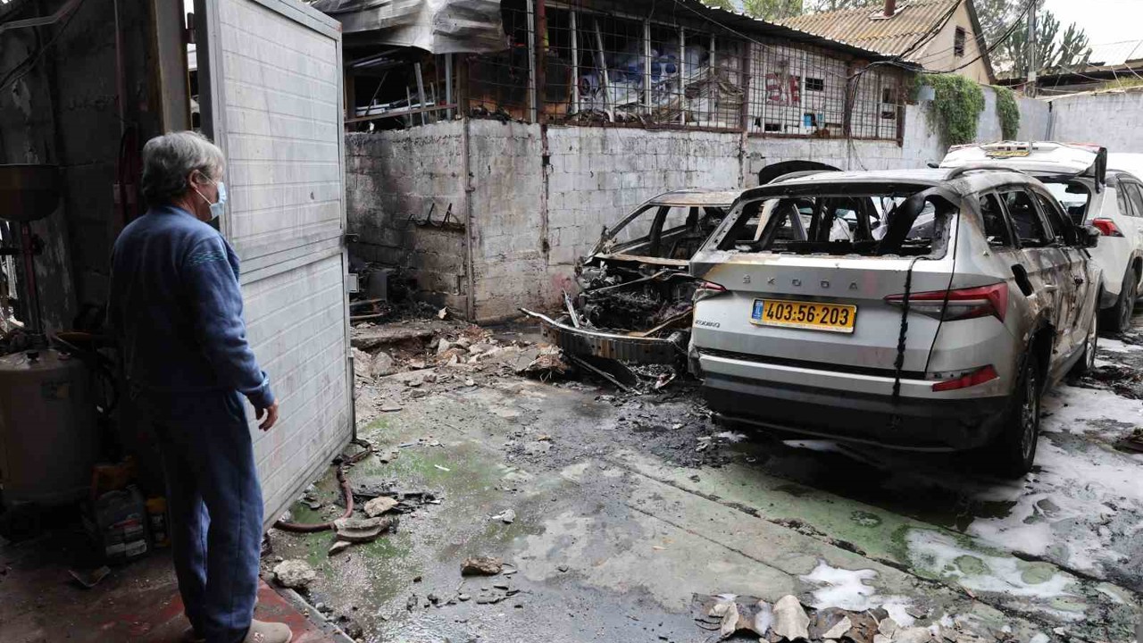 İran Devrim Muhafızları Ordusu, ABD ve İsrail’e ait üs ve askeri merkezlerin hedef alındığını açıkladı
