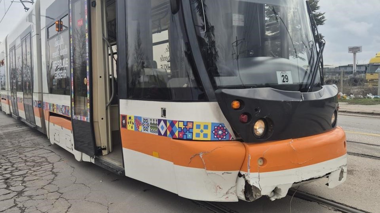 Eskişehir’de otomobille tramvay çarpıştı: 2 yaralı
