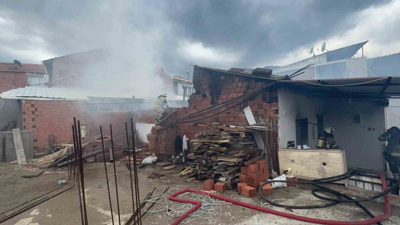 İzmir’de tek katlı evde çıkan yangın korkuttu
