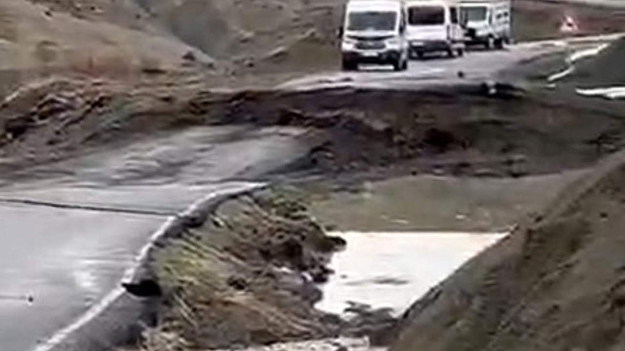 Bingöl’de toprak kayması sonucu yol çöktü: Ulaşım durdu
