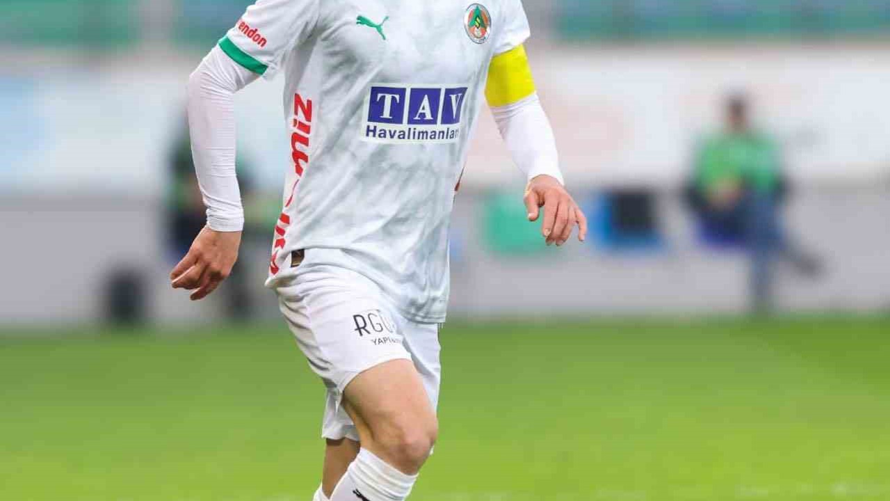 Corendon Alanyaspor kaptanı Efecan Karaca ameliyat edildi
