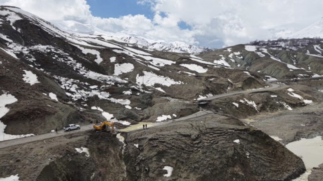 Bingöl’de heyelan sonucu çöken ve kayan yolda çalışmalar başladı
