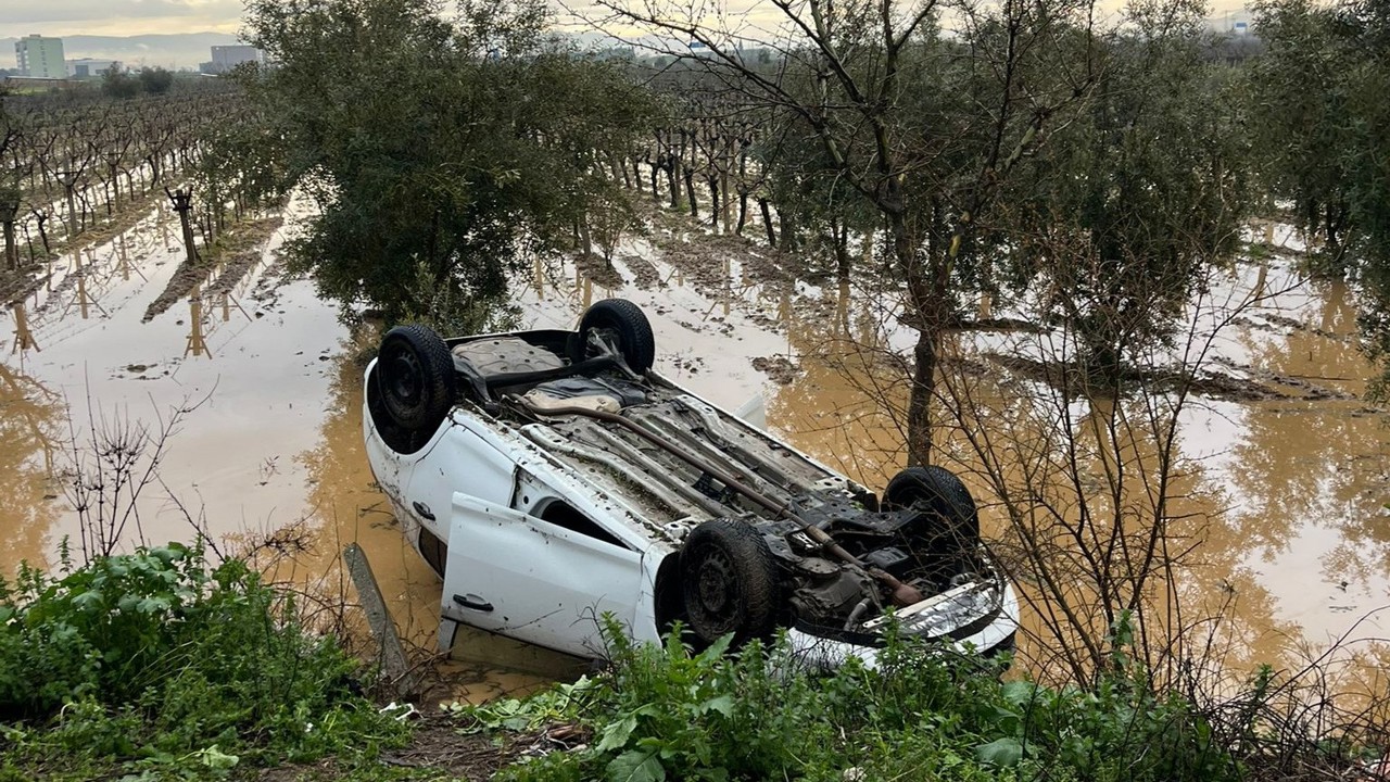 Manisa’da kaza yapan sürücü otomobilini bırakıp kaçtı
