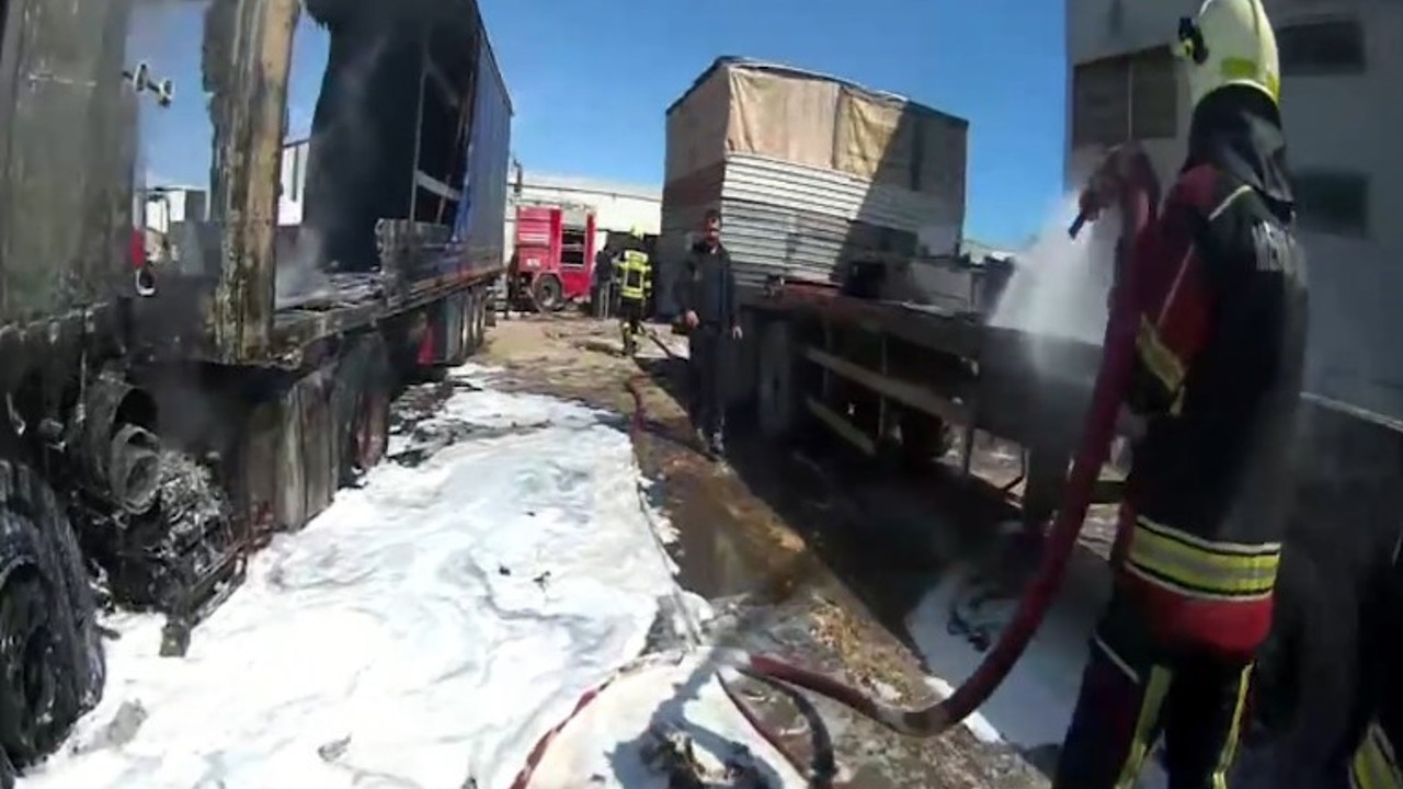 Mersin’de yangın, tırlar hurdaya döndü
