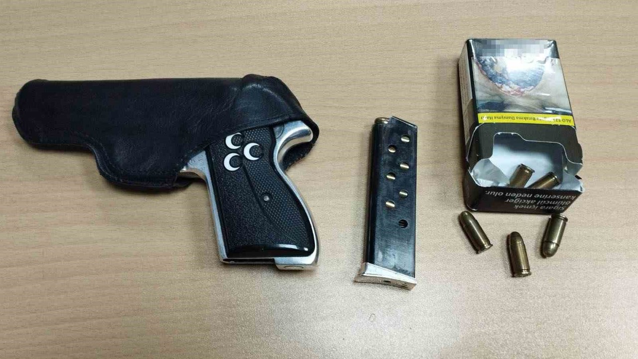 Sınırda kaçakçılık operasyonu: Minibüste silah ve mühimmat ele geçirildi
