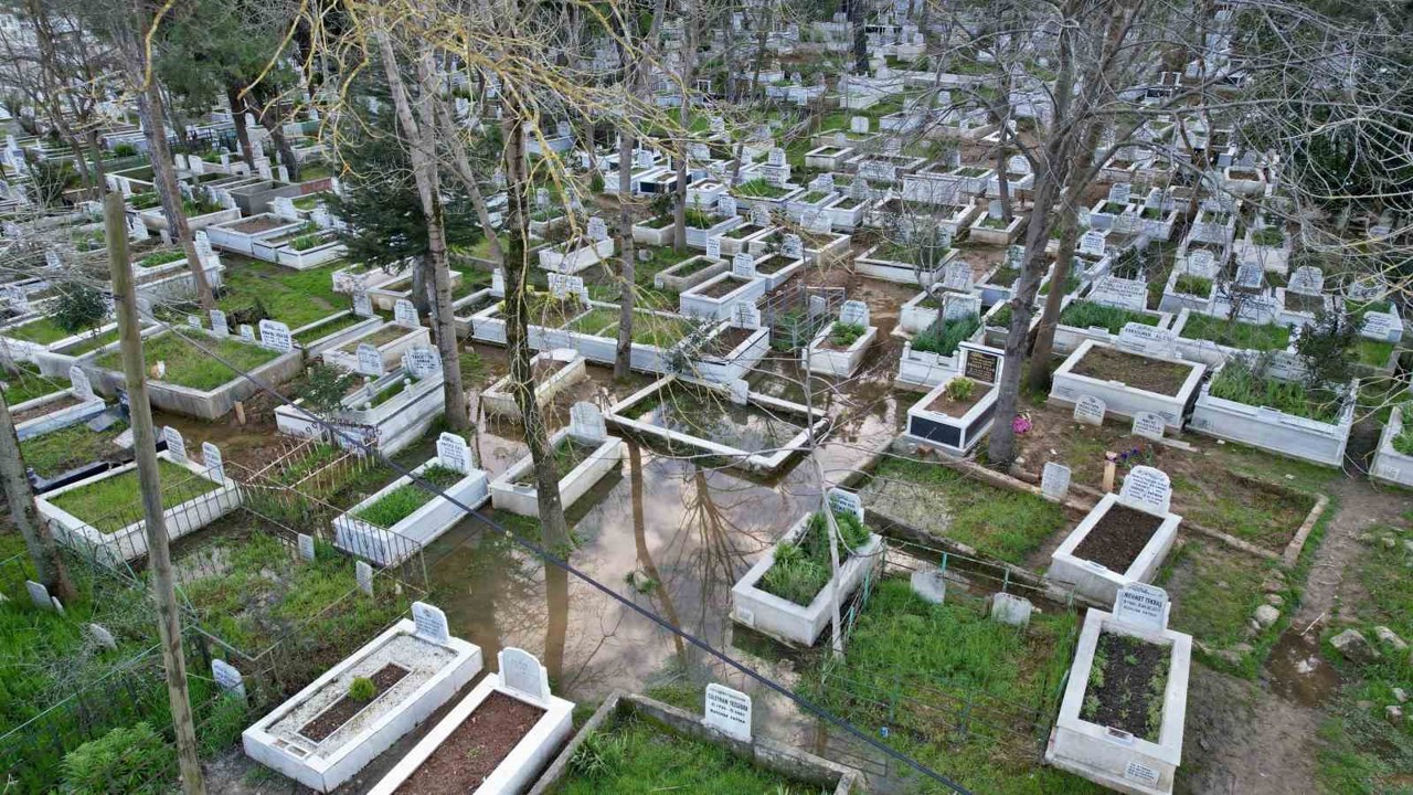 Arnavutköy’de mezarlık sular altında kaldı
