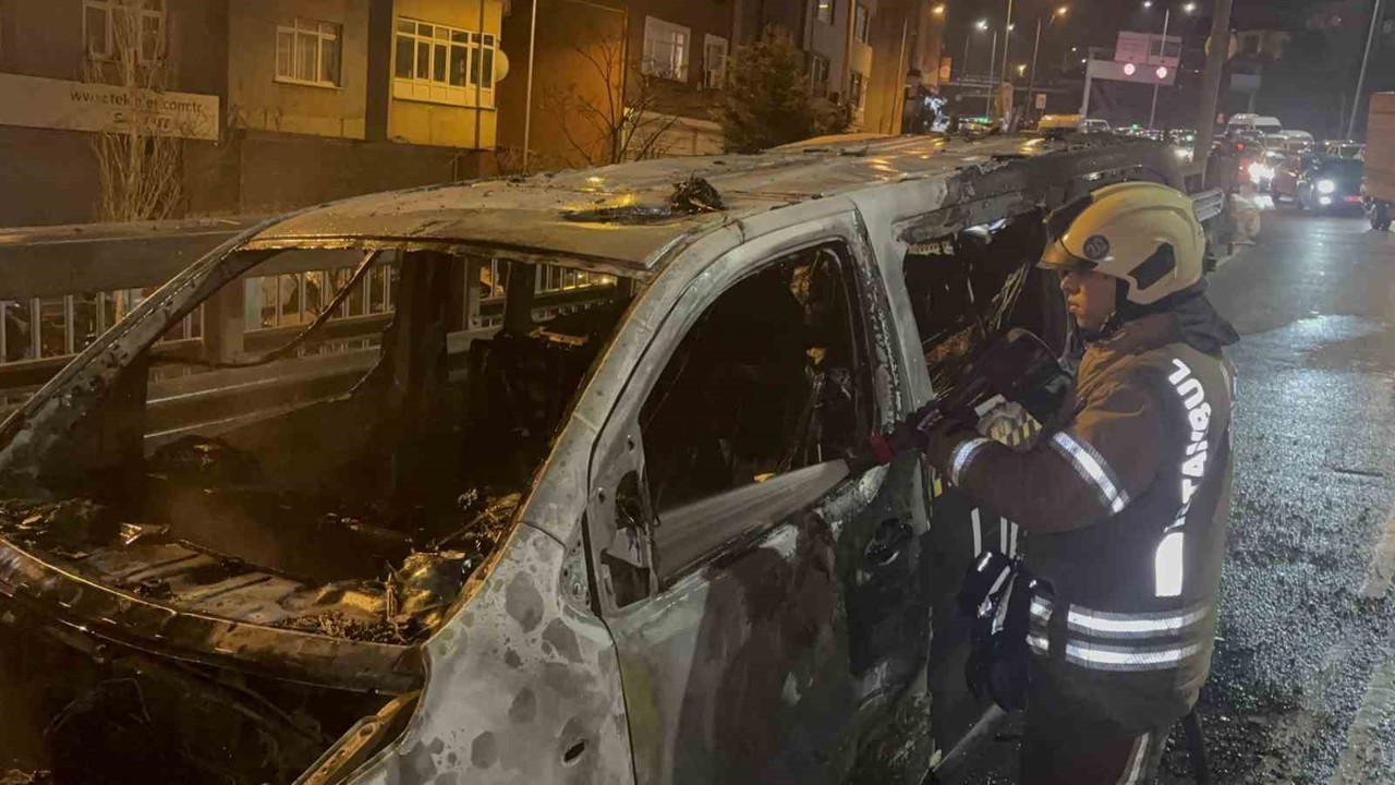 Okmeydanı’nda ticari takside yangın: Yolcular son anda tahliye edildi
