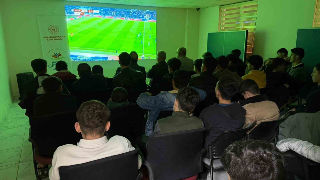 Hasköy Gençlik Merkezi’nde milli maç heyecanı
