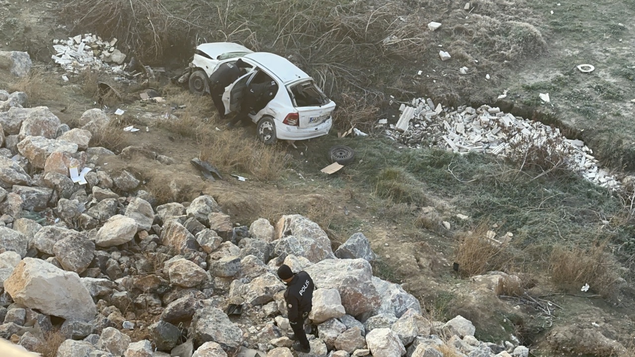 Buzlanma Nedeniyle Köprüden Şarampole Uçan Otomobilde 1 Kişi Hayatını Kaybetti