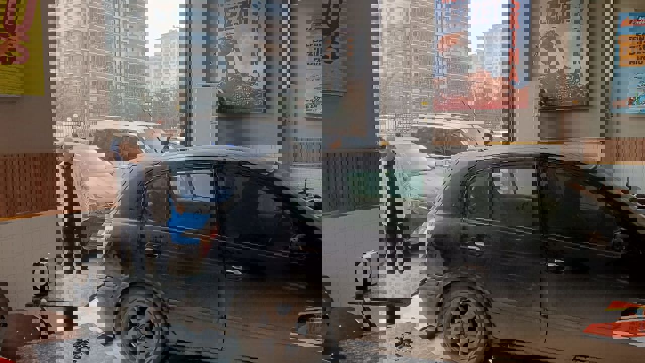 Otomobili ile Dönerci Salonuna Daldı, O Anlar Kameralara Yansıdı