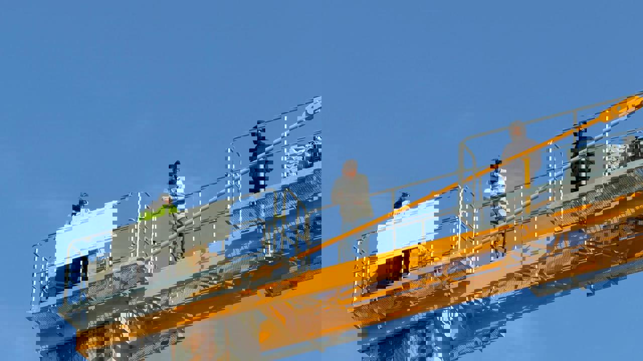 Doğanşehir’de Maaşlarını Alamayan İnşaat İşçileri Kule Vinçe Çıktı