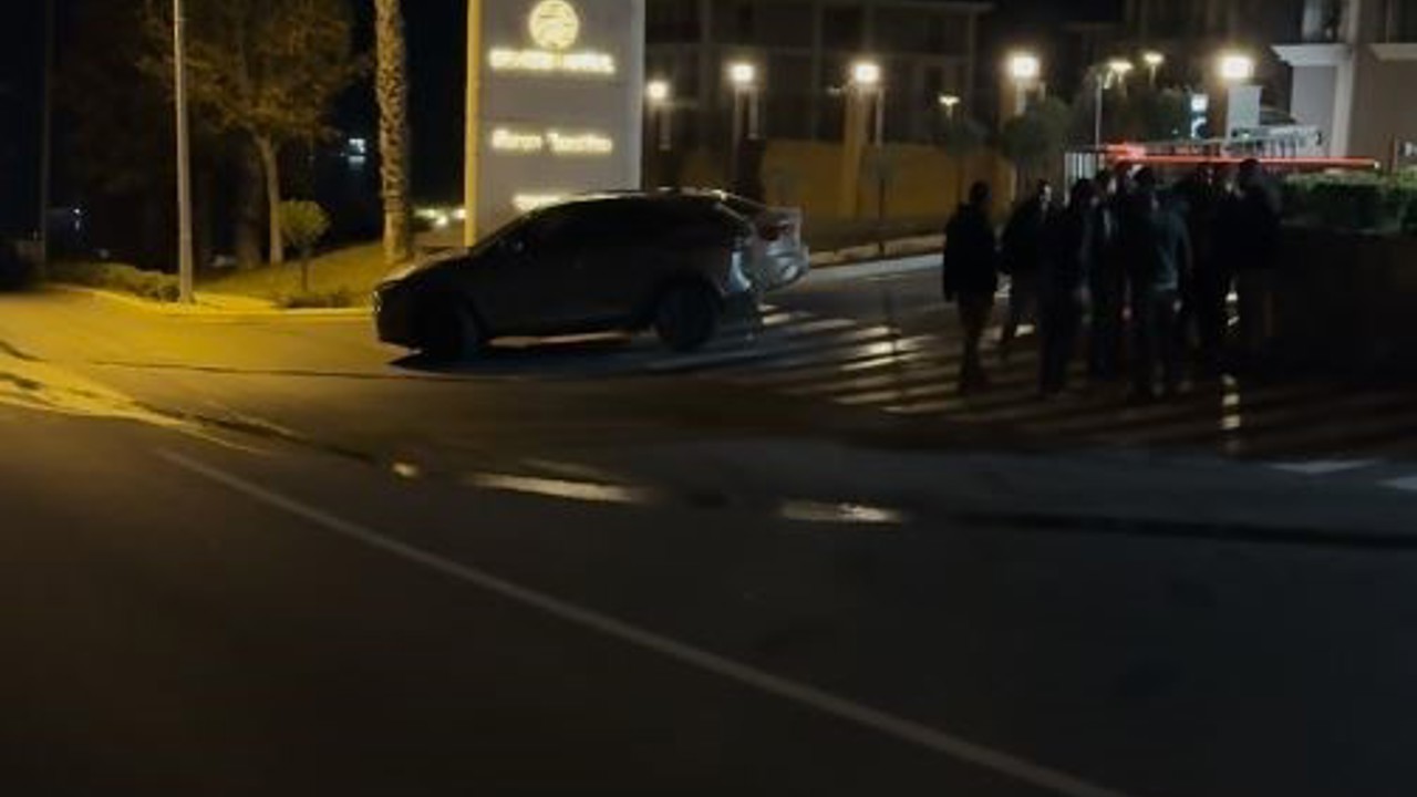 Motosikletli saldırganlar 4 kişinin bulunduğu otomobili kurşunladı
