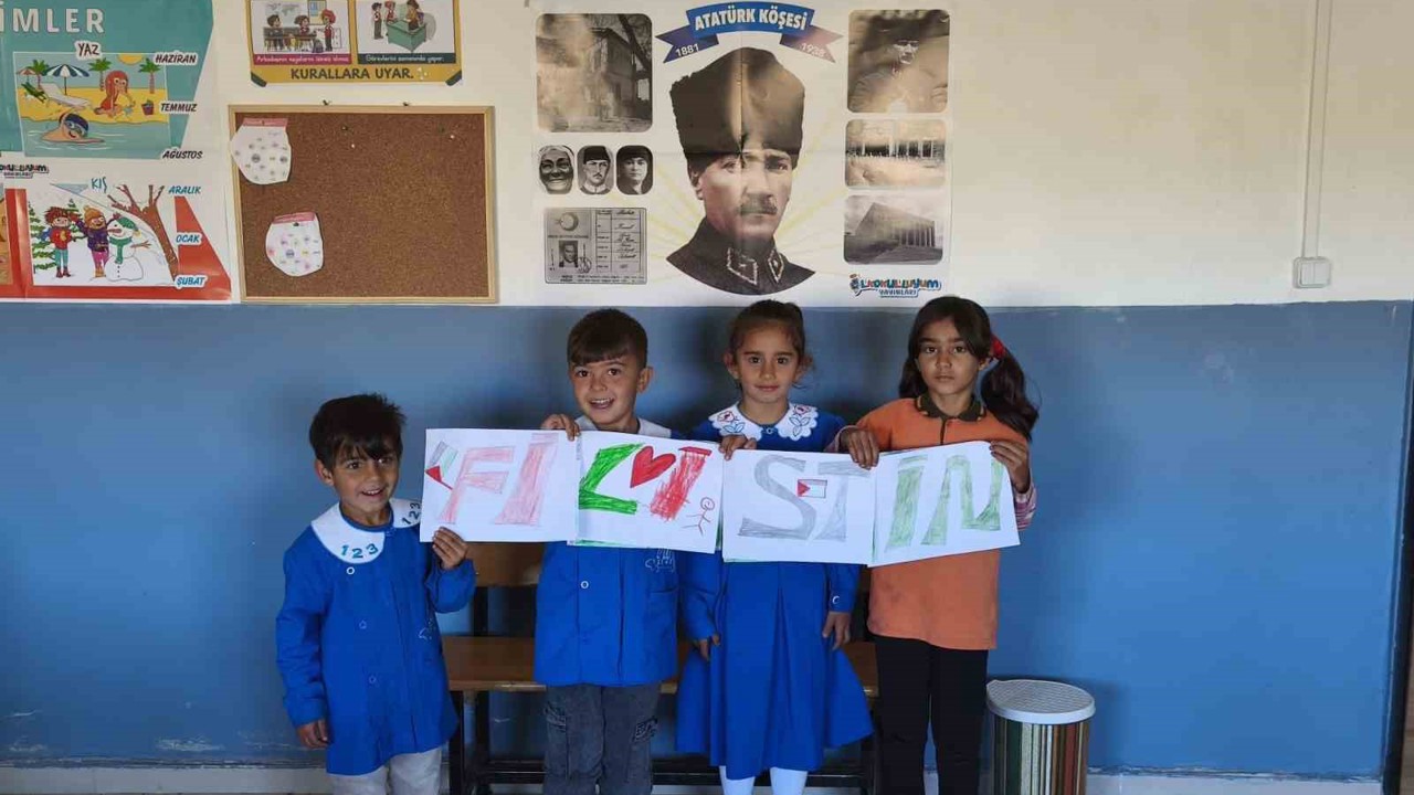 Bir tahta sıra, bir dünya vicdanı: Minik ellerden Filistin’e destek
