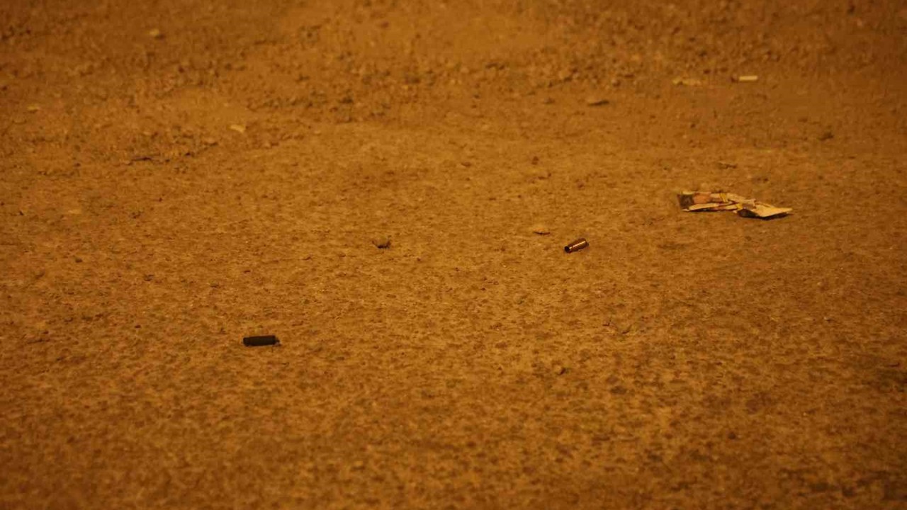 Uzun namlulu silahla oto galeriyi taradılar: 10’dan fazla mermi isabet etti
