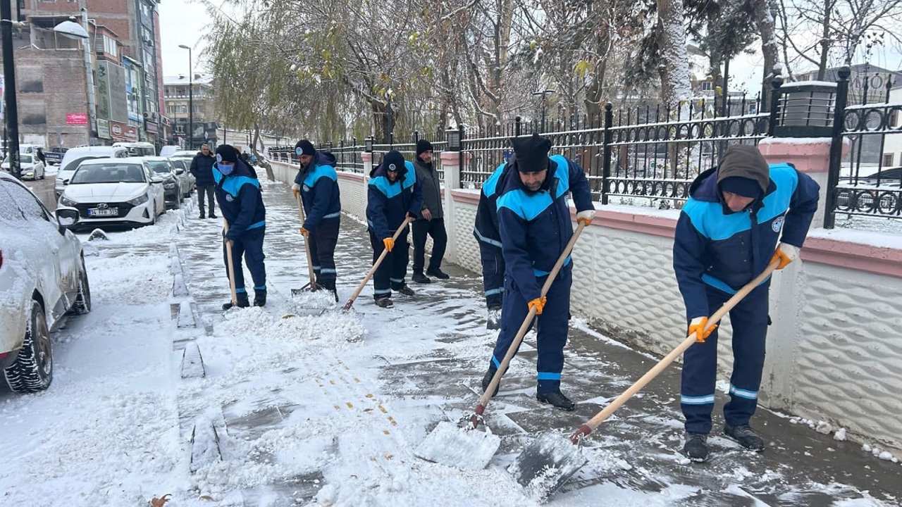 Battalgazi’de Karla Mücadele Aralıksız Sürüyor