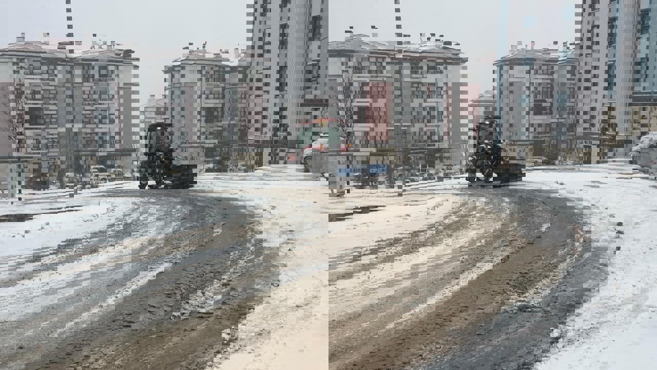 Doğanşehir’de Kar Mesaisi: Başkan Bayram’ın Talimatıyla Ekipler Sahada