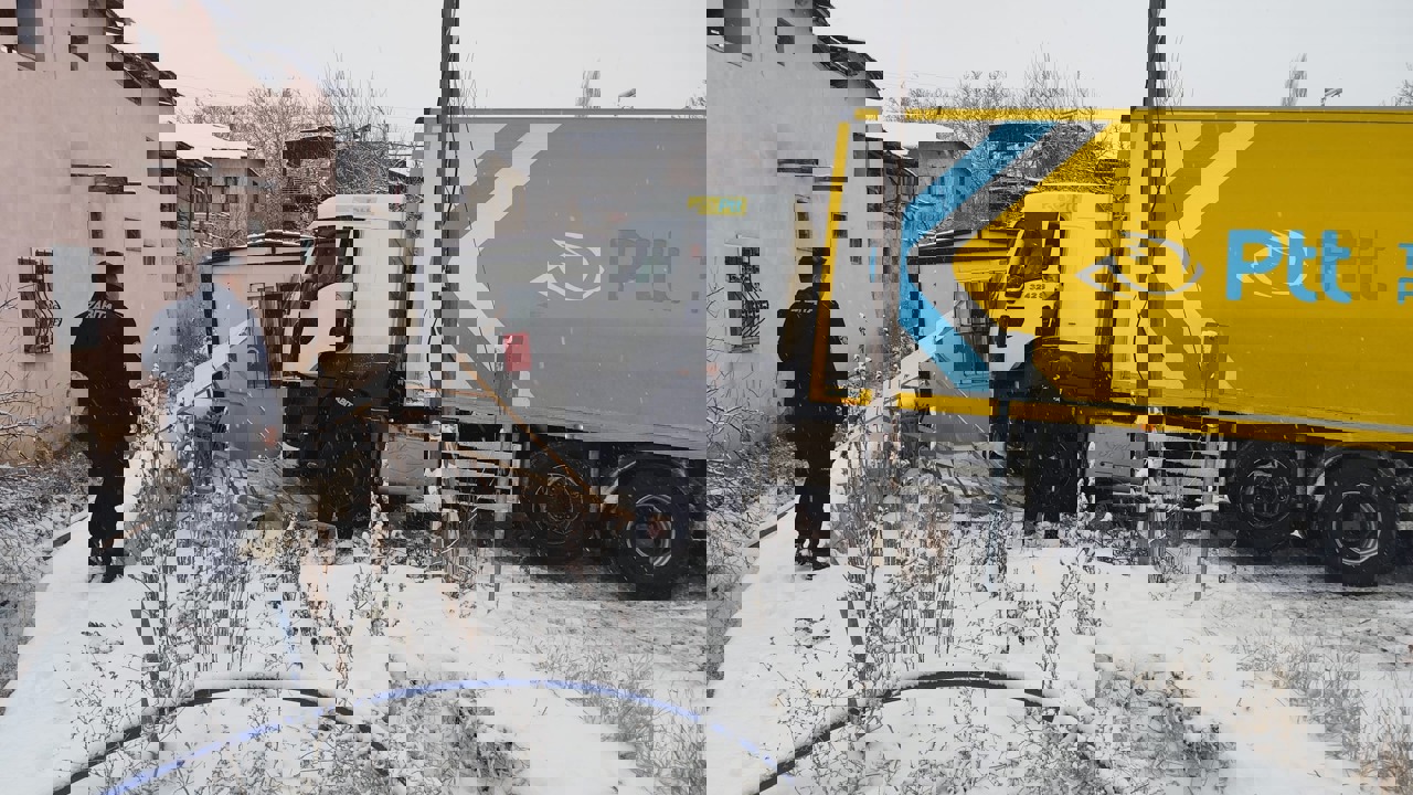 PTT Kargo Aracı Karlı Yolda Kontrolden Çıktı