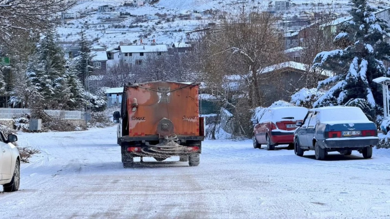 Yeşilyurt’ta Karla Mücadele Aralıksız Sürüyor!