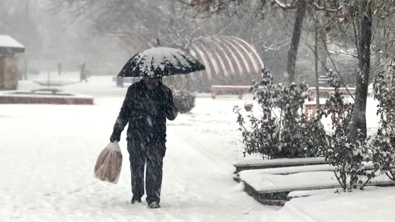 Kar Yağışı Etkisini Arttırmaya Başladı, Ulaşımda Aksamalar Yaşanıyor