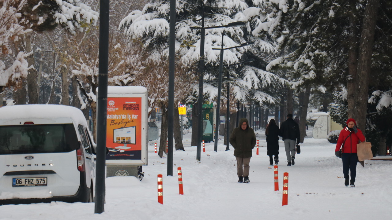 Malatya’da Kar Sevinci: Okullar Tatil Oldu, Cadde ve Sokaklar Şenlendi