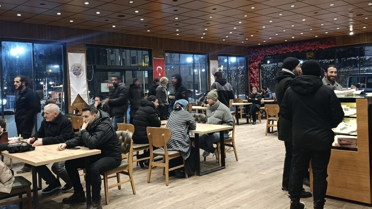 Darende-Gürün Yolu Kapandı, Yolda Kalanlar Misafir Ediliyor