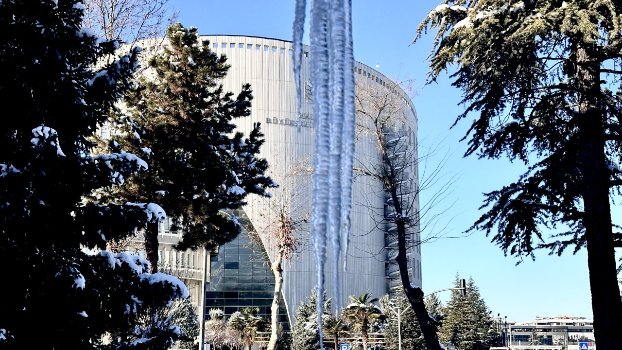 Çatı Oluklarındaki Buz Sarkıtları Tehlike Saçıyor