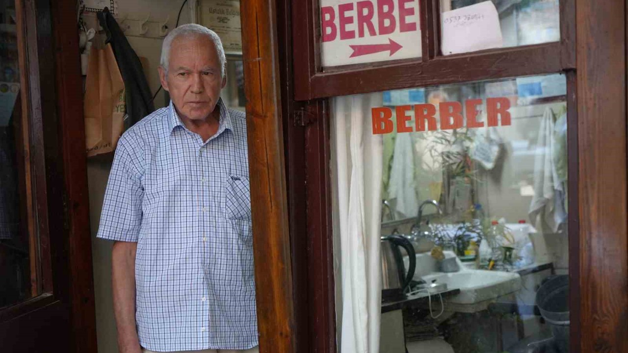 Tek koltuklu dükkanda yarım asırlık zanaat
