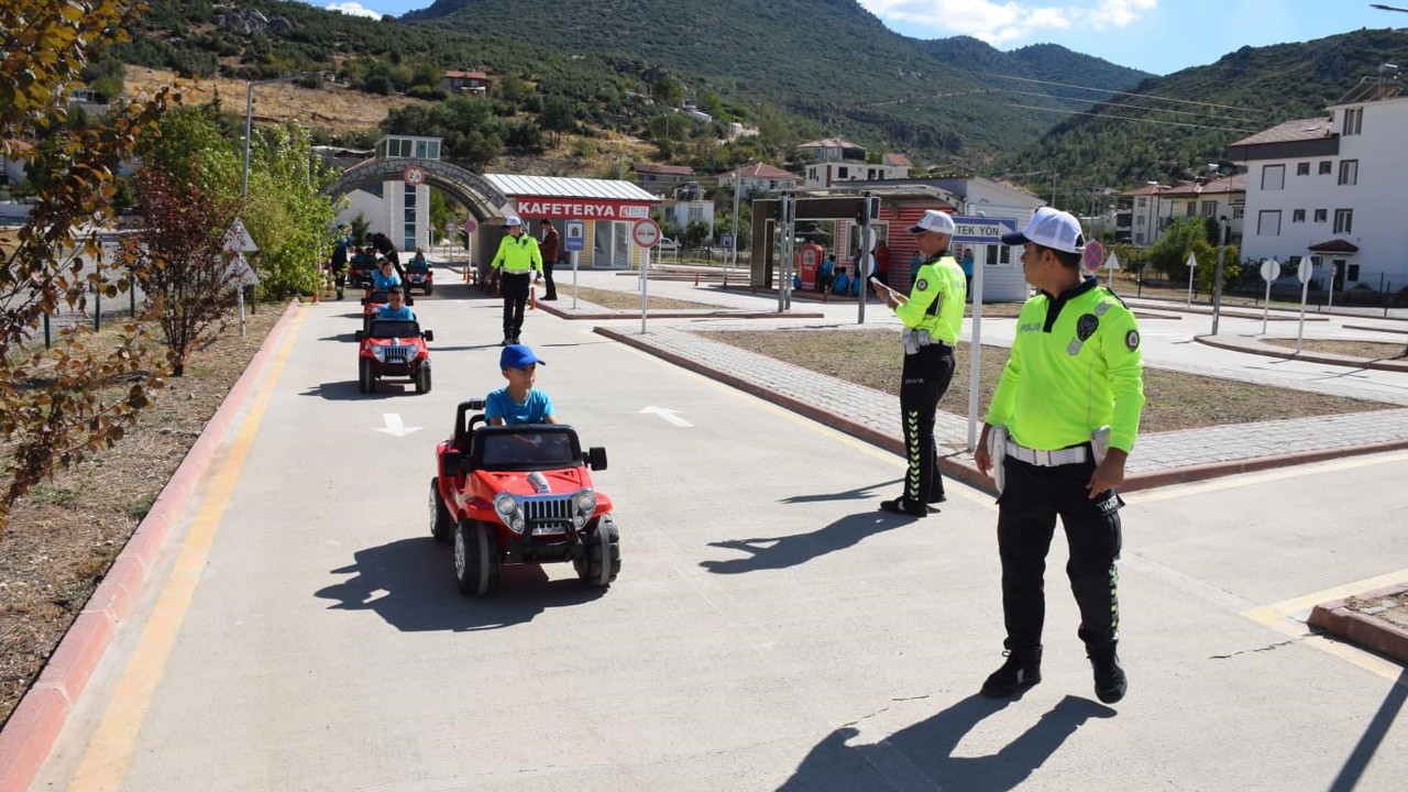 Burdur’da öğrencilere trafik güvenliği eğitimi
