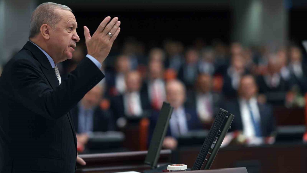 Cumhurbaşkanı Erdoğan:" Vesayetin kılıcı, yıllarca milli iradenin tepesinde sallanmaya devam etti.Hakimiyeti, imtiyazlıların elinden aldık, asıl sahibi olan millete teslim ettik."
