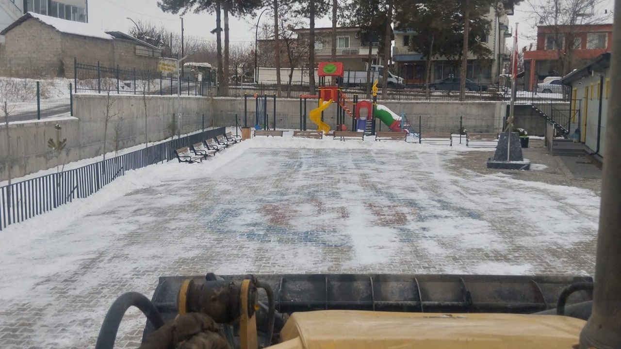 Battalgazi Belediyesi’nden Okul Bahçelerinde Kar Temizliği