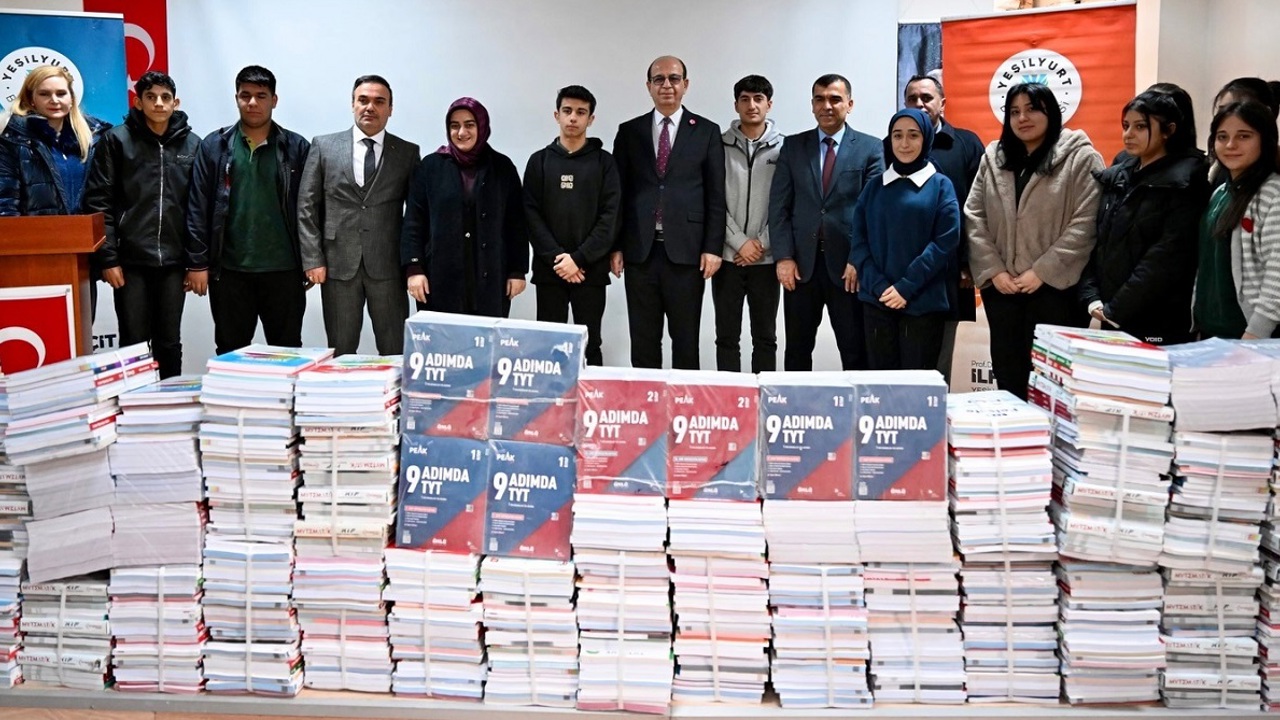 Yeşilyurt Belediyesi’nden Öğrencilere TYT-AYT Kaynak Kitap Desteği!