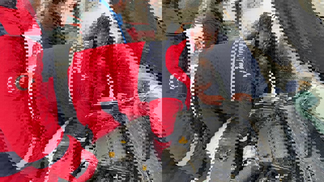 Doğanşehir’de Kaputa Sıkışan Kedi İtfaiye Ekiplerince Kurtarıldı