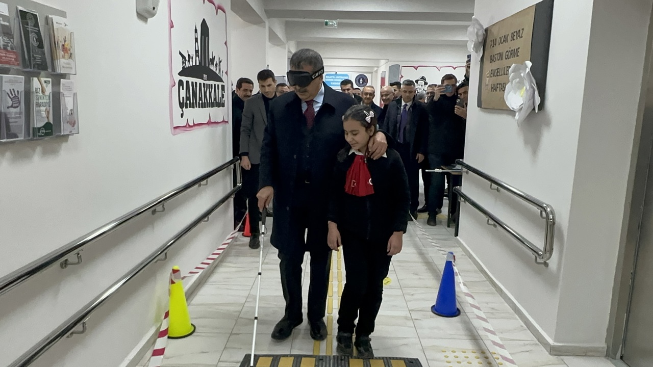 Bakan Tekin Malatya’da Görme Engelli Öğrencilerle Bir Araya Geldi