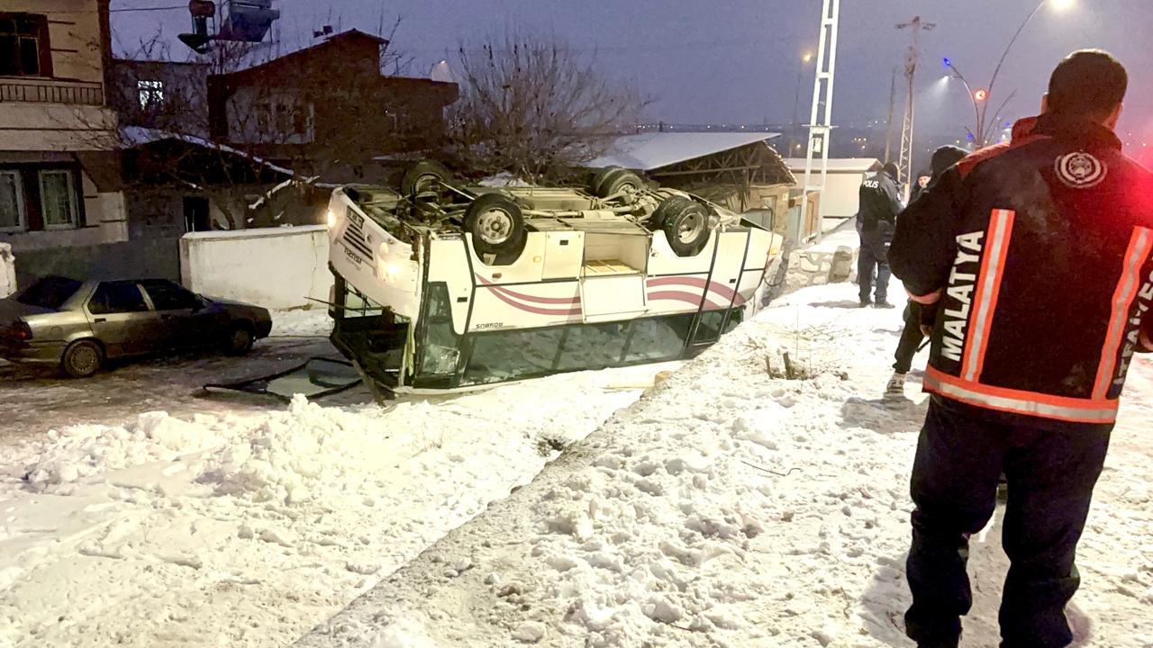 Buzlanma Kazaya Neden Oldu: İşçi Servisi Alt Yola Devrildi
