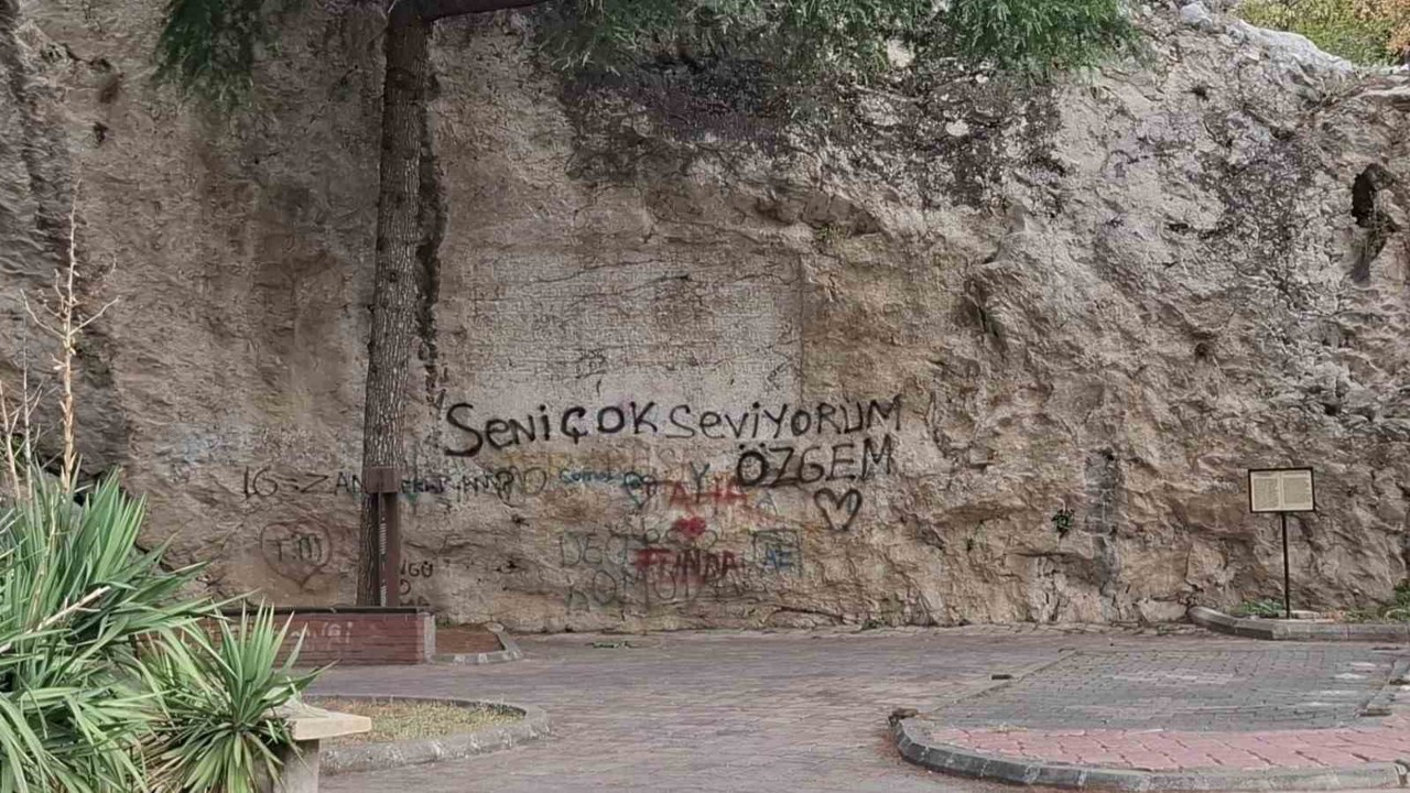 Bilinçsiz gençler üstüne aşklarını yazmıştı, 600 yıllık kaya kitabeye koruma örtüsü
