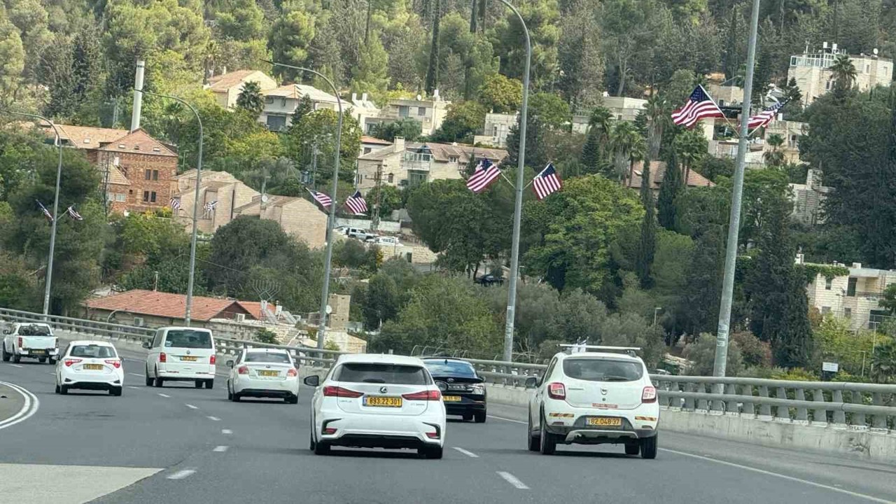 Tel Aviv’den Kudüs’e ziyaretçileri ABD bayrakları karşılıyor
