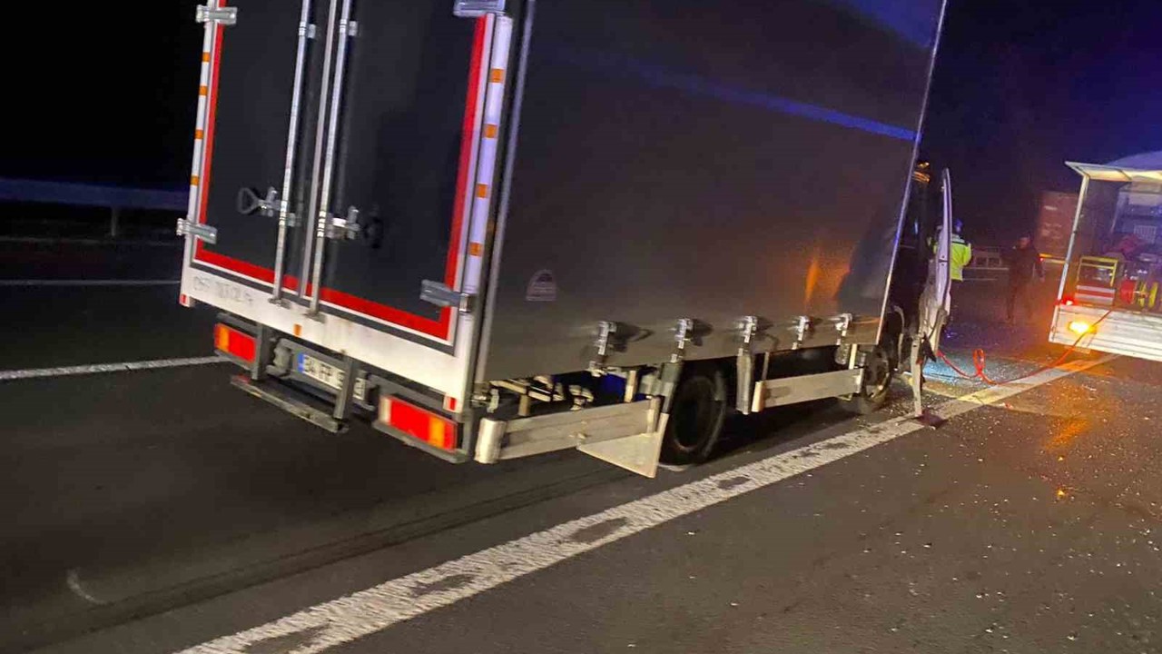 TEM’de kamyonla çarpışan kamyonet sürücüsü araçta sıkışarak yaralandı
