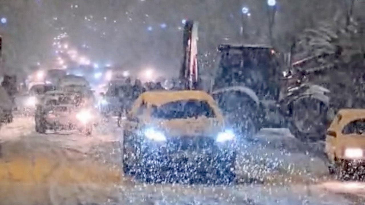 Malatya’da kar yağışı etkisini artırdı, araçlar yollarda kaldı