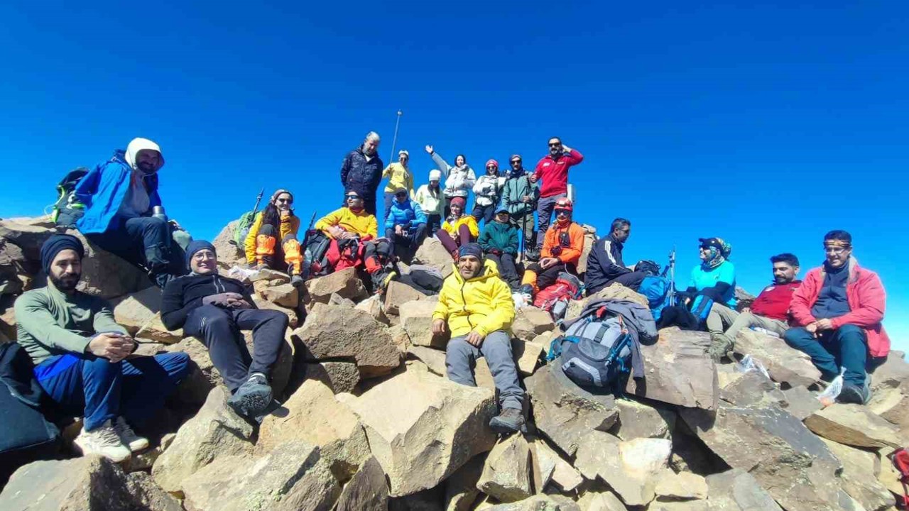 Van Gölü havzasından zirveye: Vadi doğa ekibi Süphan Dağı’nda
