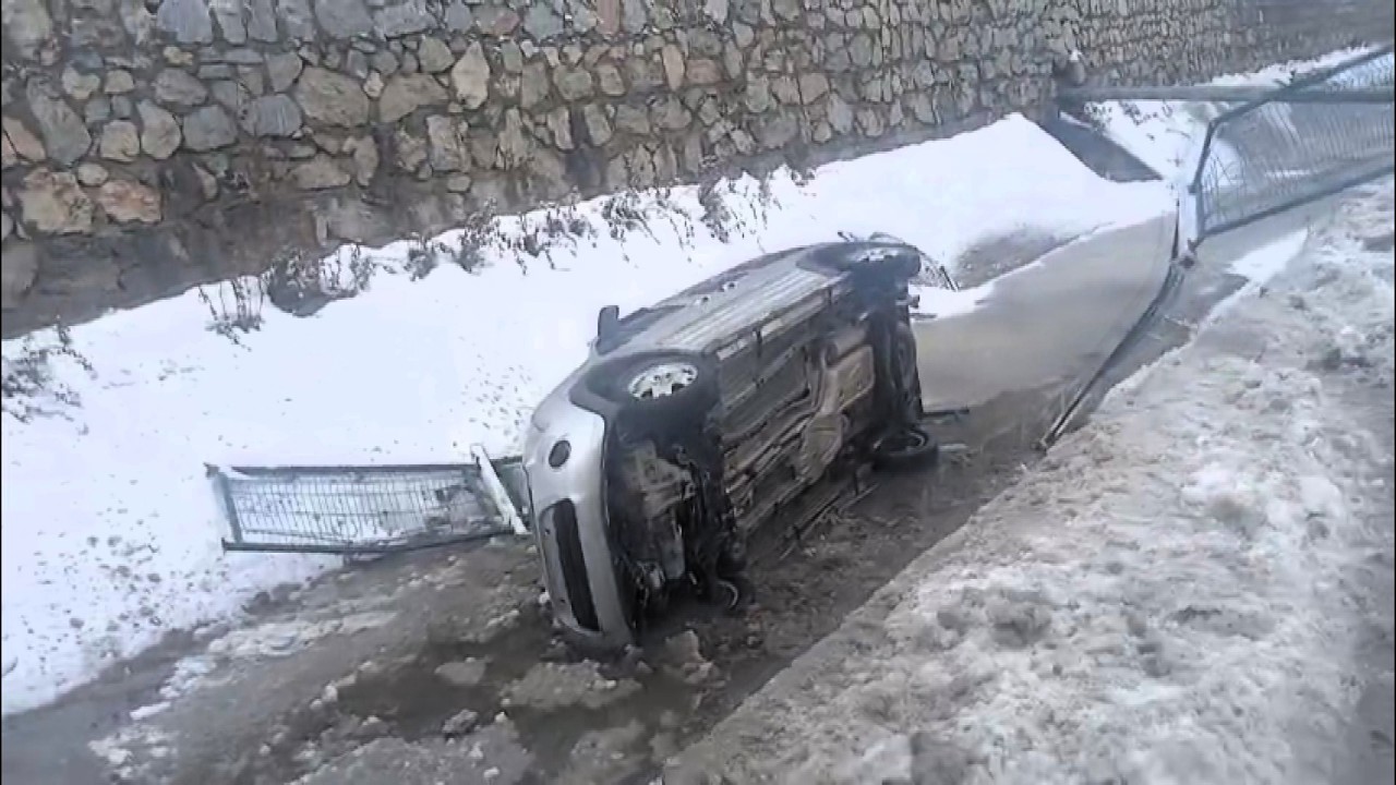 Gedik'te Yoldan Çıkan Otomobil Sulama Kanalına Uçtu