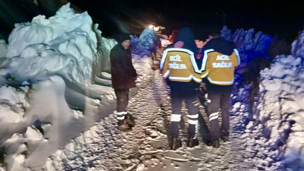 Pütürge’de Yol Açma Çalışmalarında Büyük Tehlike: Çığların Arasında Kalan Ekipler Kurtarıldı