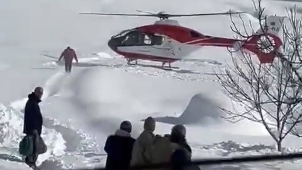 Kar Ve Tipiye Rağmen Zamanla Yarış: Ambulans Helikopter Karlı Zemine İndi